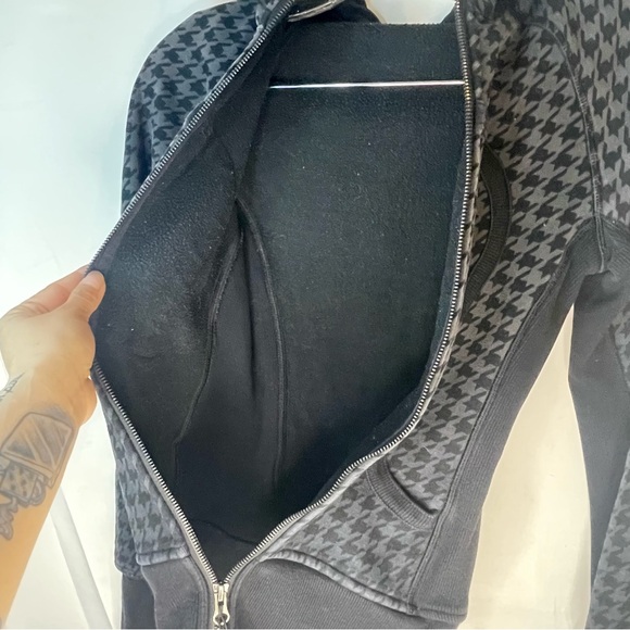 LULULEMON scuba hounds tooth hens foot pattern black and grey grunge sweater - Picture 7 of 12